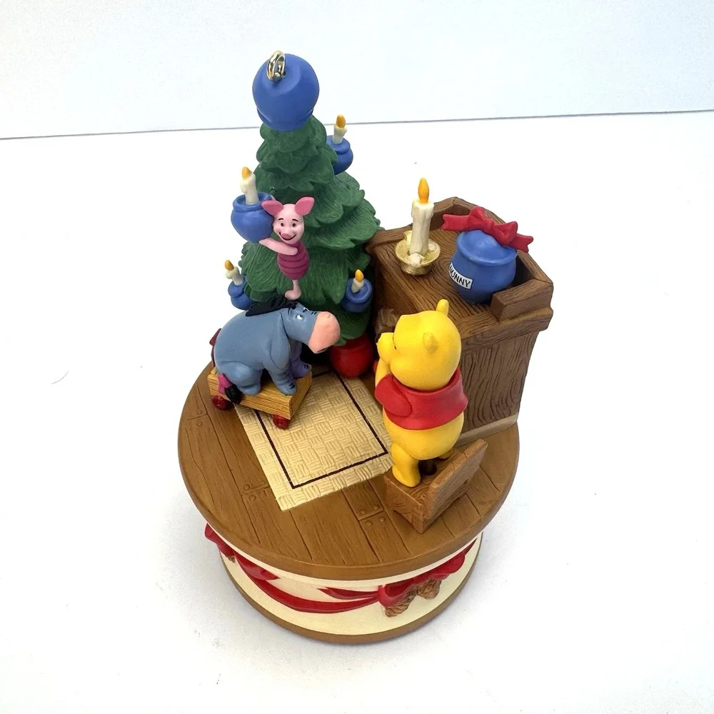 Hallmark Keepsake Ornament Getting Ready For Christmas Winnie the‎ Pooh-2005-NEW